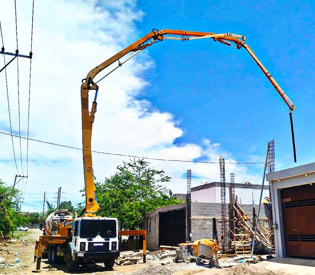 Bomba Pluma colando casa recidencial